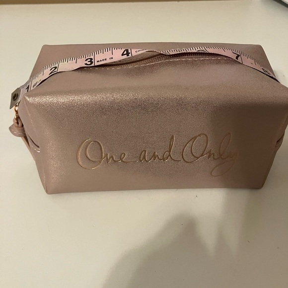 Elizabeth Arden One and Only Make Up Bag - Picture 5 of 6